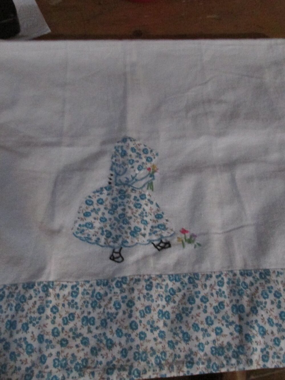 VINTAGE EMBROIDERED LINEN FABRIC GIRL IN BONNET AND WILDFLOWERS 50S TEA TOWEL